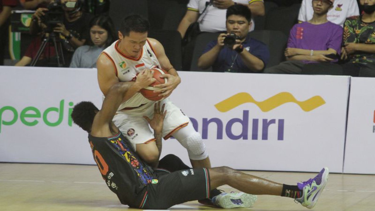 Pebasket Pelita Jaya Bakrie Jakarta Pringgo Regowo (kanan) berusaha merebut bola dari pebasket Evos Thunder Bogor Andre Jackson (kiri) saat pertandingan Indonesian Basketball League (IBL) 2023 Seri III di DBL Arena, Surabaya, Jawa Timur, Rabu (15/2/2023). ANTARA FOTO/Moch Asim/hp (ANTARA FOTO/MOCH ASIM)