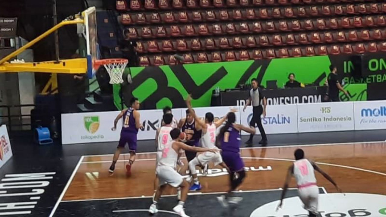 Para pemain West Bandits (kostum putih-putih) saat menjaga serangan para pemain Tangerang Hawks (kostum ungu-ungu) dalam pertandingan bola Basket IBL Seri IV 2023 di Gor Sritex Arena Solo, Jateng, Senin (27/2/2023). ANTARA/Bambang Dwi Marwoto.