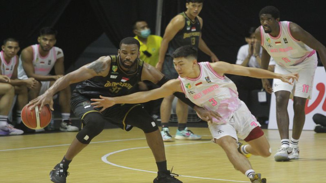 Arsip - Pebasket Bima Perkasa Jogja Cameron Jamal Coleman (kiri) berebut bola dengan pebasket West Bandits Solo Christian Gunawan (kanan) saat pertandingan Indonesian Basketball League (IBL) 2023 Seri III di DBL Arena, Surabaya, Jawa Timur, Minggu (12/2/2023). ANTARA FOTO/Moch Asim/nz (ANTARA FOTO/MOCH ASIM)