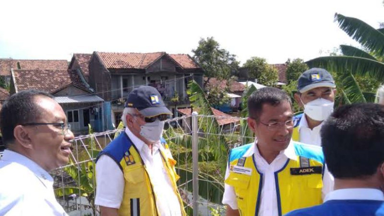 Menteri Pekerjaan Umum dan Perumahan Rakyat (PUPR) Basuki Hadimuljono saat meninjau bangunan Polder pengendali banjir di Desa Jati Wetan, Kecamatan Jati, Kabupaten Kudus, Jawa Tengah, pada 12 Januari 2023 ketika Kudus dilanda banjir hebat. (ANTARA/Akhmad Nazaruddin Lathif)