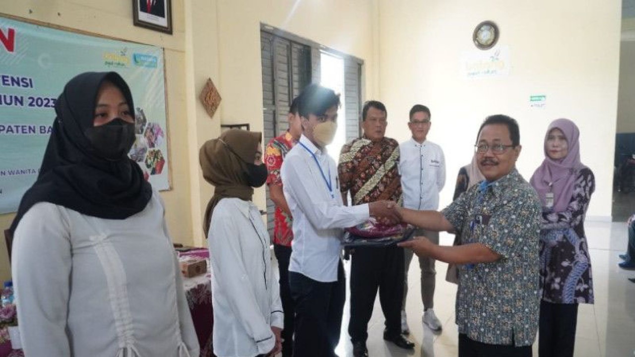 Kepala Dinas Tenaga Kerja Kabupaten Batang Suprapto sedang menyematkan tanda kepersertaan pelatihan berbasis kompetensi di Batang, Jateng, Kamis (9/2/2023). ANTARA/Kutnadi