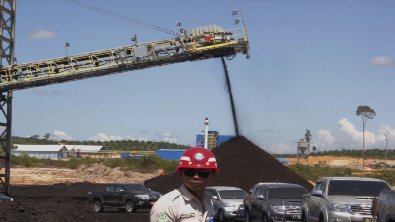Pekerja di satu lokasi tambang batu bara di Tanjung Selor, Bulungan, Provinsi Kalimantan Utara. (ANTARA/Muh. Arfan)