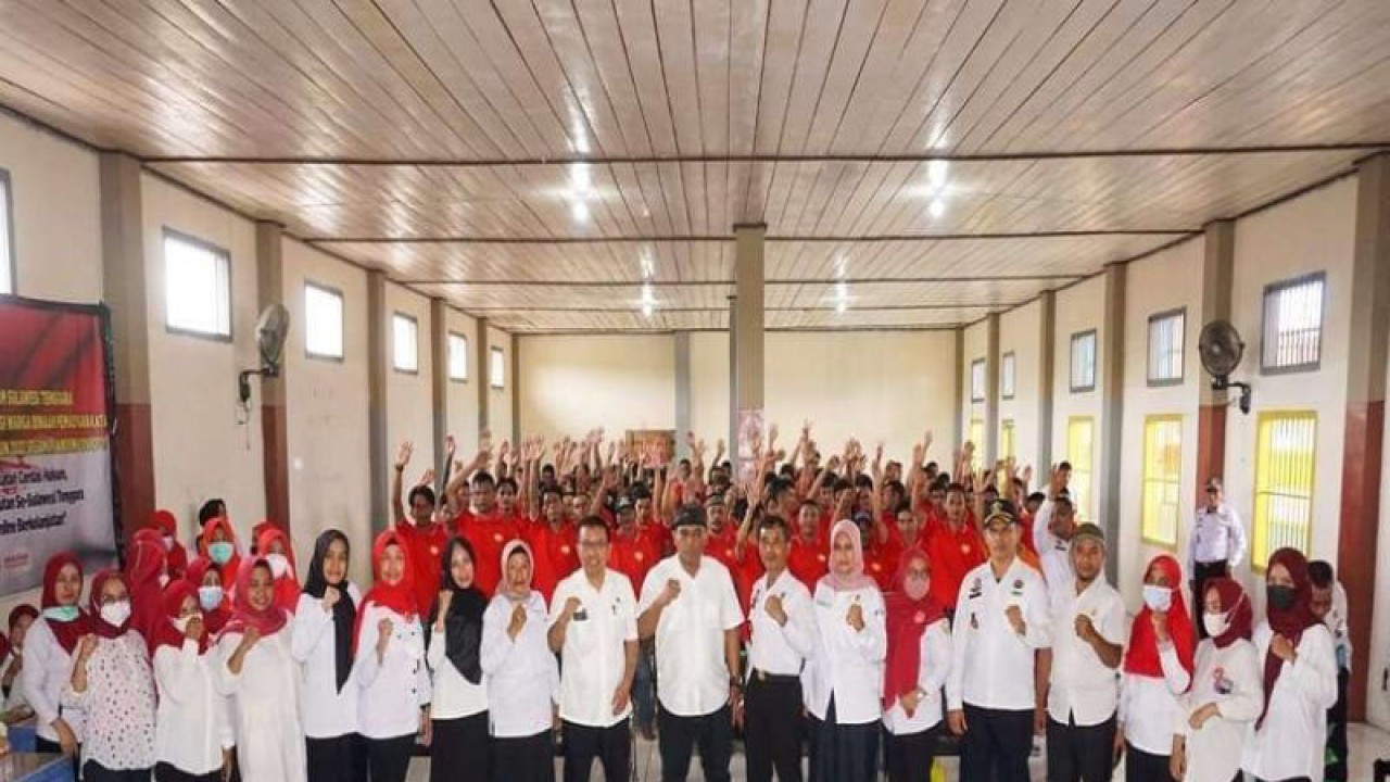Wali Kota Baubau La Ode Ahmad Monianse (tengah) pada kegiatan sosialisasi deteksi dini penyebaran penyakit menular TBC-HIV di Baubau, Kamis (17/2/2023). ANTARA/HO-Humas Pemkot Baubau