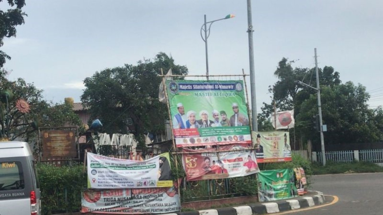Spanduk dipasang bertumpuk di ruang publik Taman Kota Kali Ulu, Kecamatan Cikarang Utara, Kabupaten Bekasi, Jawa Barat mengganggu estetika dan tata kota wilayah. (ANTARA/Pradita Kurniawan Syah).