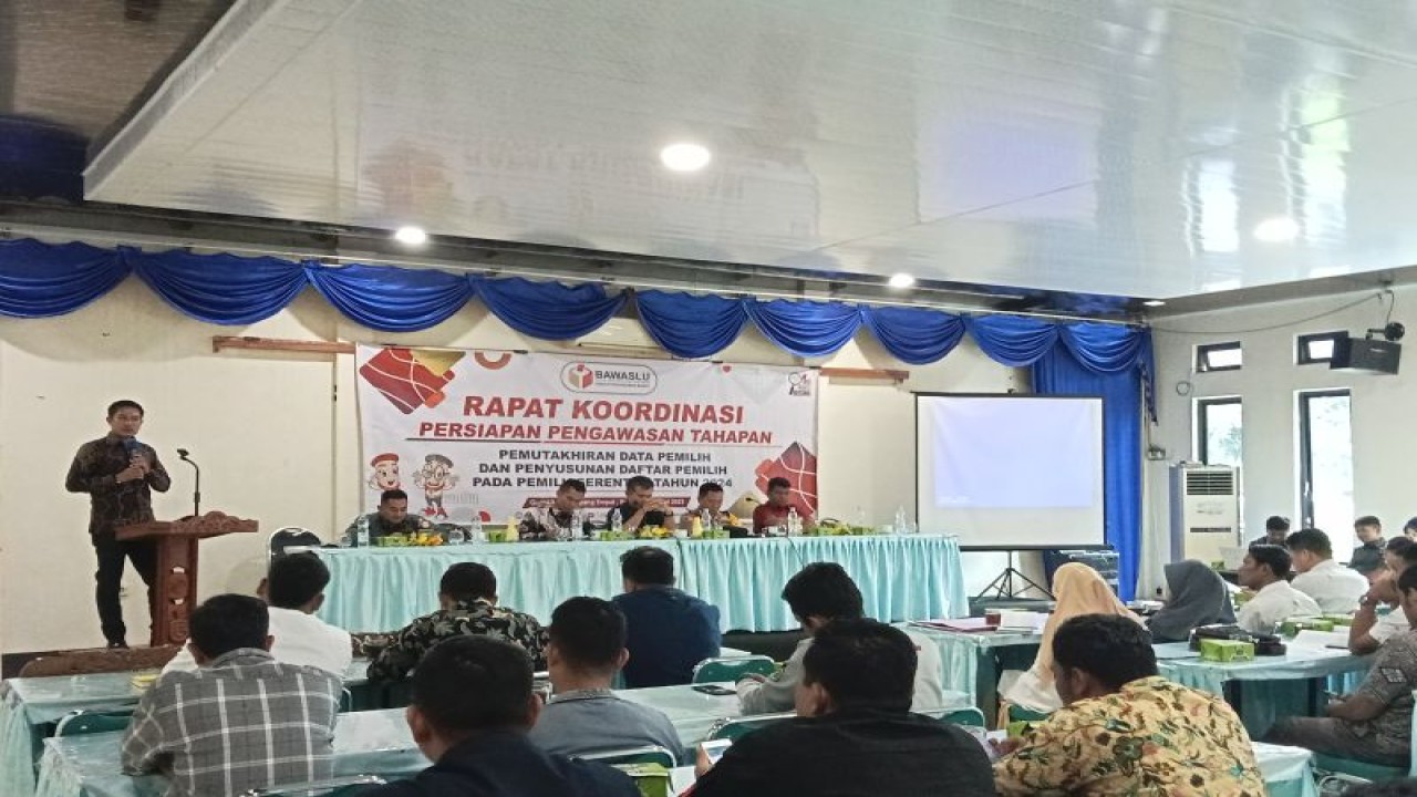 Koordinator Hukum Pencegahan Partisipasi Masyarakat dan Hubungan Masyarakat Bawaslu Pasaman Barat Aditia Pratama saat rapat koordinasi persiapan pengawasan pemuktahiran data pemilih Pemilu 2024, Senin (13/2/2023). ANTARA