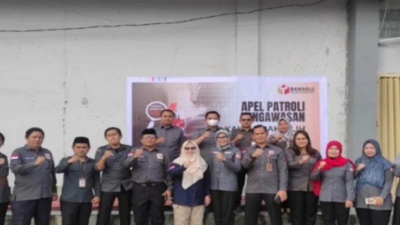 Tim Bawaslu Sulbar yang bertugas mengawasi coklit data pemilih untuk Pemilu 2024, di Mamuju, Senin (27/2/2023). ANTARA/M Faisal Hanap