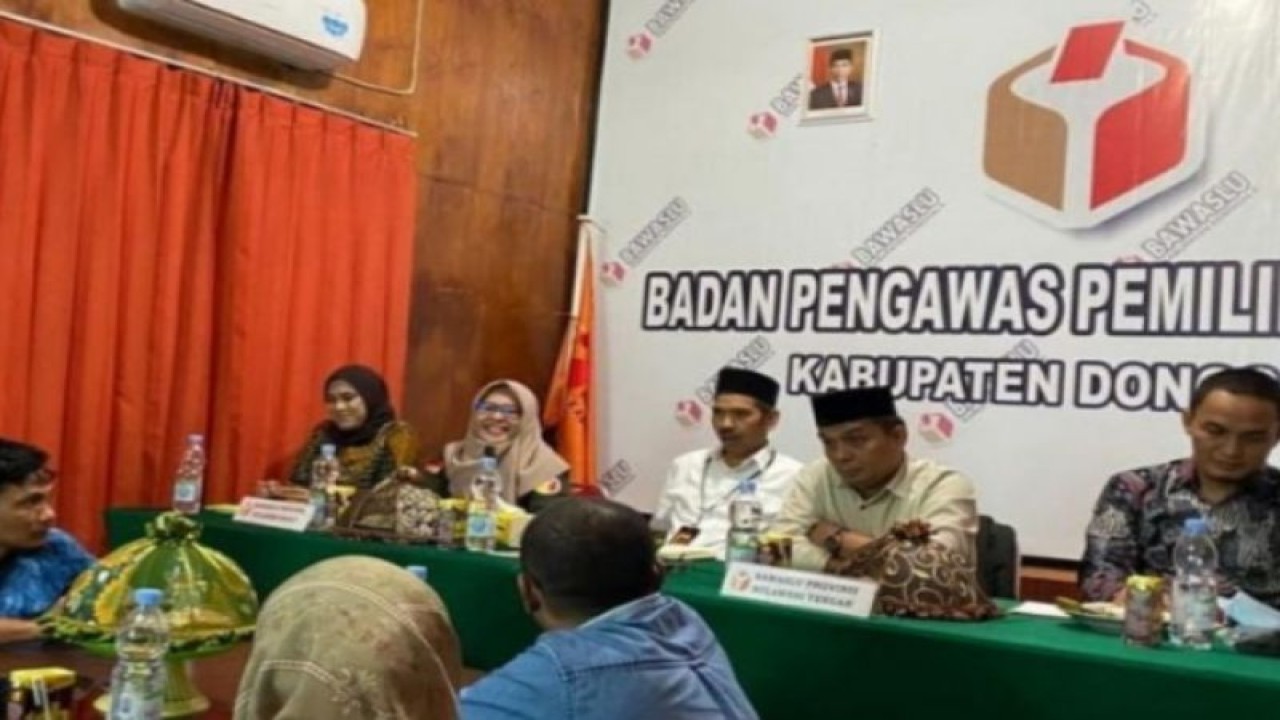 Badan Pengawas Pemilu (Bawaslu) Sulbar dan Bawaslu Sulawesi Tengah (Sulteng) melakukan koordinasi pelaksanaan pemuktahiran data pemilih mencegah kerawanan pemilu diwilayah perbatasan di Mamuju, Minggu (05/2/2023) ANTARA Foto/M Faisal Hanapi
