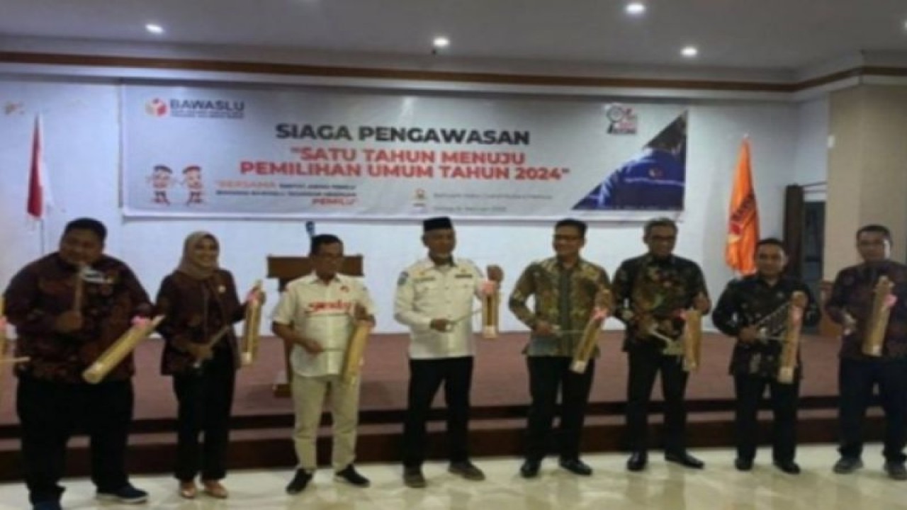 Badan Pengawas Pemilu (Bawaslu) Provinsi Sulawesi Barat (Sulbar) meluncurkan posko kawal hak pilih pemilih pada pemilu 2024 di Mamuju, Kamis (16/2/2023) ANTARA Foto/M Faisal Hanapi