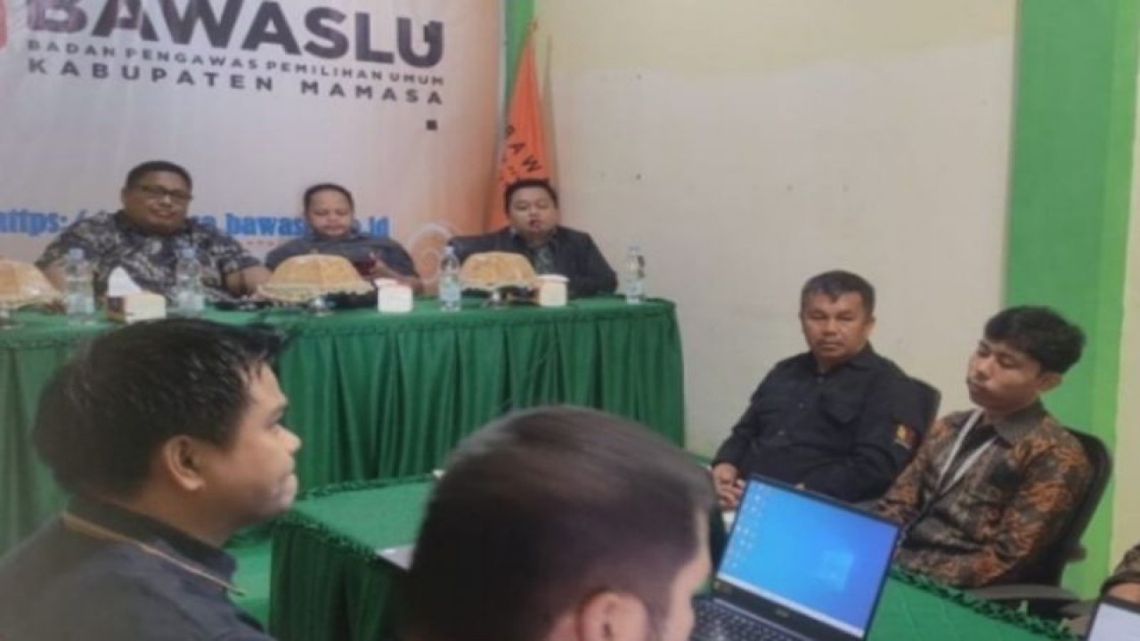 Badan Pengawas Pemilu Bawaslu Provinsi Sulawesi Barat (Sulbar) memperkuat internal dalam melakukan penanganan dan pengawasan pemilu 2024, di Mamuju, Selasa (21/2/2023) ANTARA Foto/ M Faisal Hanapi