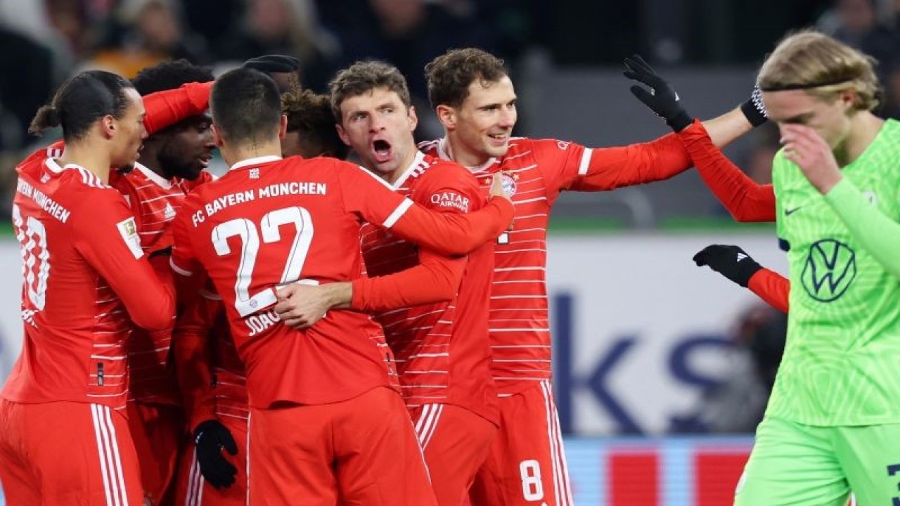 Para pemain Bayern Munich merayakan gol yang dicetak Kingsley Coman ke gawang Wolfsburg, pada pertandingan Liga Jerman yang dimainkan di Volkswagen Arena, Wolfsburg, Senin (6/2/2023) dini hari WIB. (ANTARA/AFP/RONNY HARTMANN)