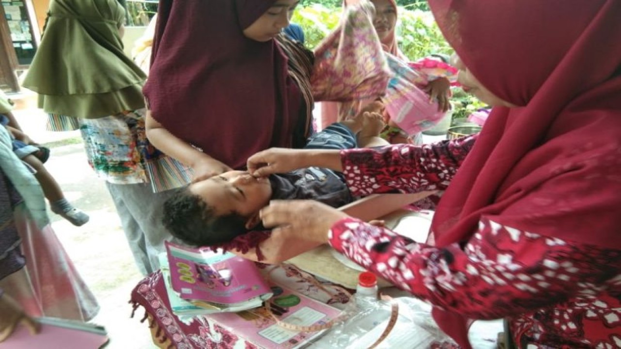 Petugas Dinas Kesehatan Kota Pekalongan sedang melakukan pemeriksaan kondisi kesehatan balita. (ANTARA/HO-Humas Kota Pekalongan)