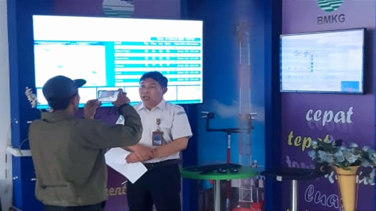 Kepala Bidang Data dan Informasi BBMKG Wilayah IV Makassar Hanafi Hamzah (kanan) memberikan keterangan kepada wartawan di kantornya, Jalan Prof Basalamah Makassar, Sulawesi Selatan, Senin (13/2/2023). ANTARA/HO/Dokumentasi BMKG wilayah IV Makassar.