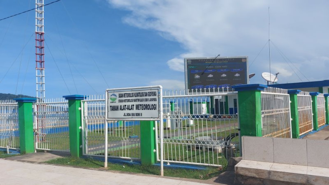 Kantor Pemantau Cuaca BBMKG Wilayah V Jayapura (ANTARA/ Qadri Pratiwi)