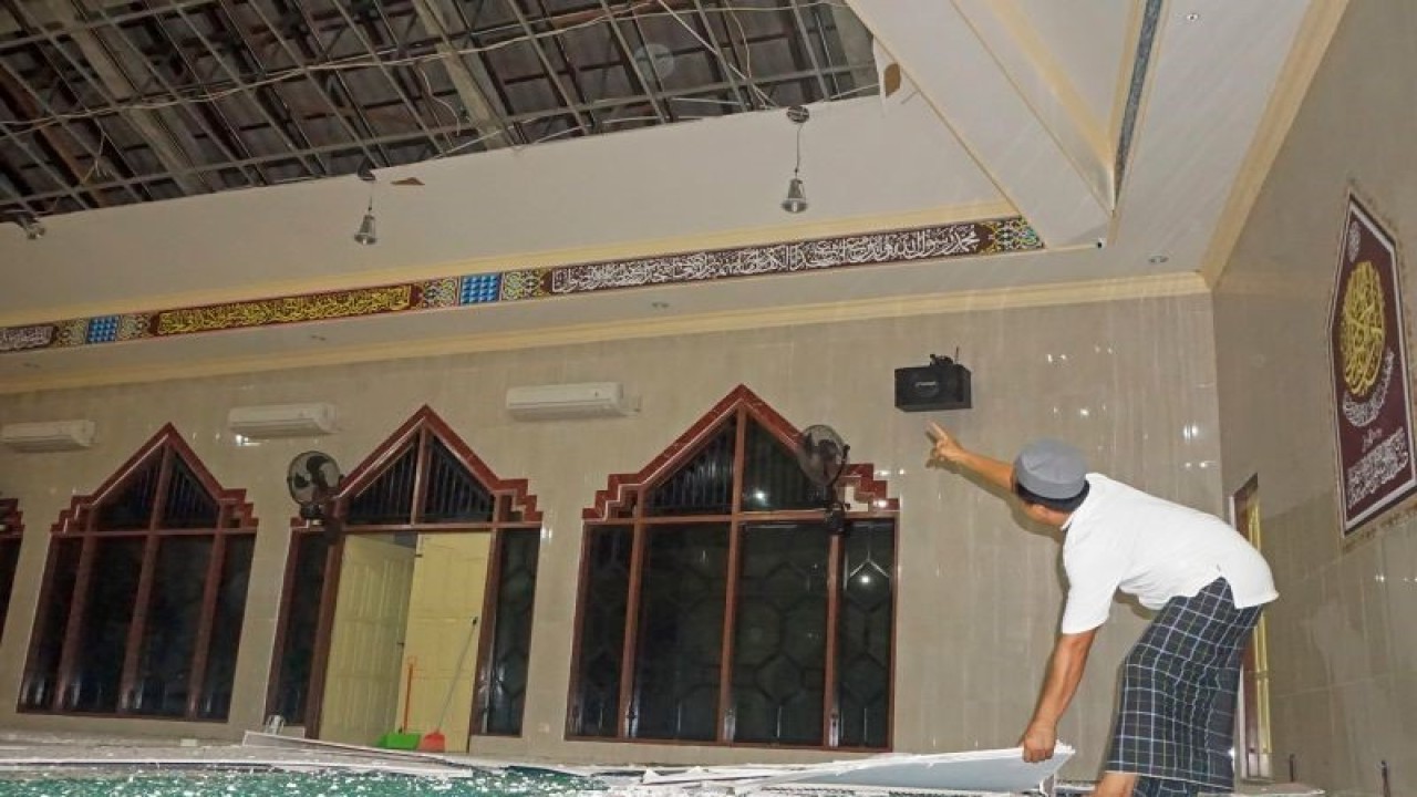 Gempa bumi menyebabkan kerusakan plafon di Masjid Nurul Amin, Dok V Yapis, Jayapura, Papua, Kamis (9/2/2023). (ANTARA FOTO/Indrayadi TH/foc)