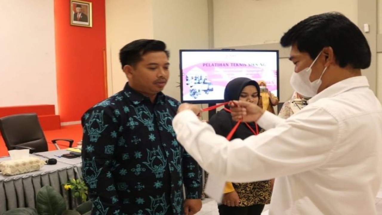 Kepala Balai Besar Pendidikan dan Pelatihan Kesejahteraan Sosial (BBPPKS) Padang Hasim (kanan) membuka Pelatihan Teknis SSIKS-NG Batch-11 di Kampus II BBPPKS Padang, di Kota Padang, Sumatera Barat, Rabu (22/2/2023). (Antara/HO-Kemensos)
