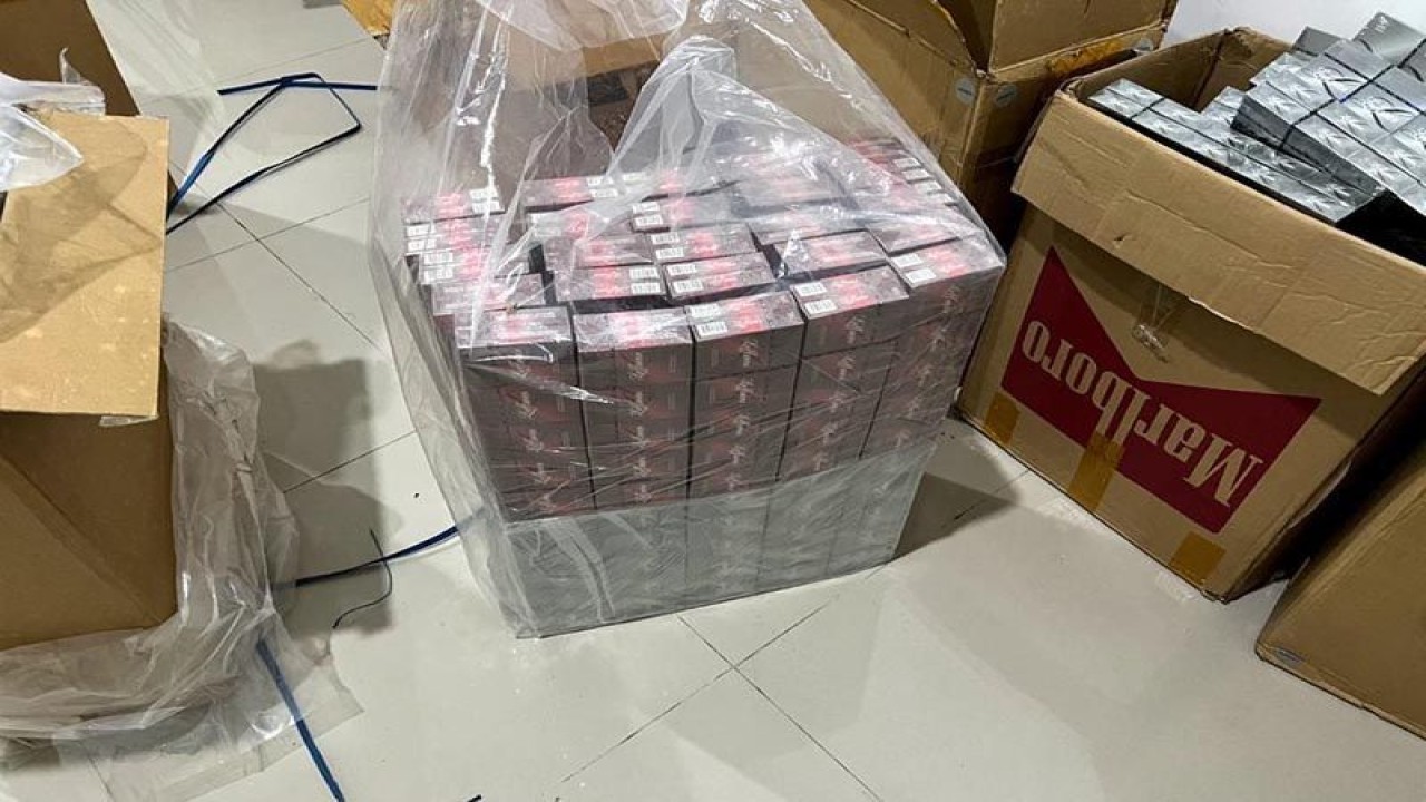 Rokok ilegal hasil penindakan tim patroli Bea Cukai Langsa, Aceh, Senin (6/2/2023). ANTARA/HO/Dok Humas Kanwil DJBC Aceh.