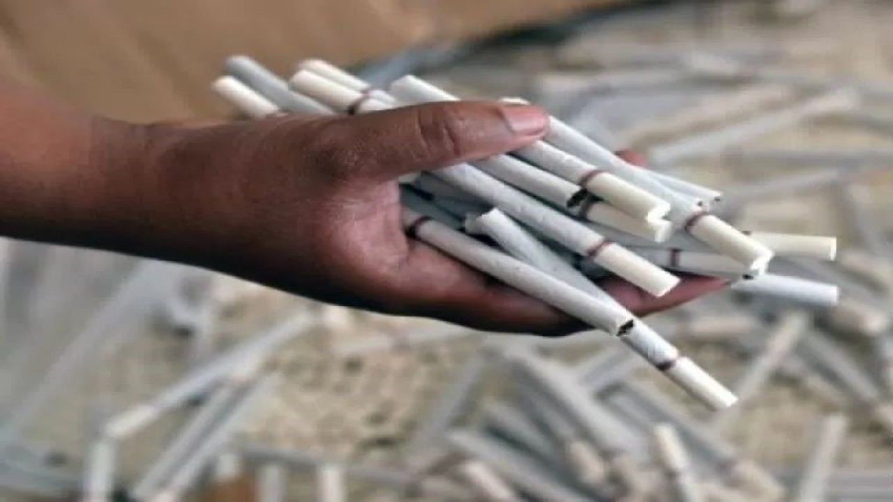 Foto arsip-Petugas menunjukkan rokok ilegal tanpa kemasan hasil sitaan di Kanwil Bea dan Cukai Sulawesi, Makassar, Sulawesi Selatan. ANTARA FOTO/Dewi Fajriani.