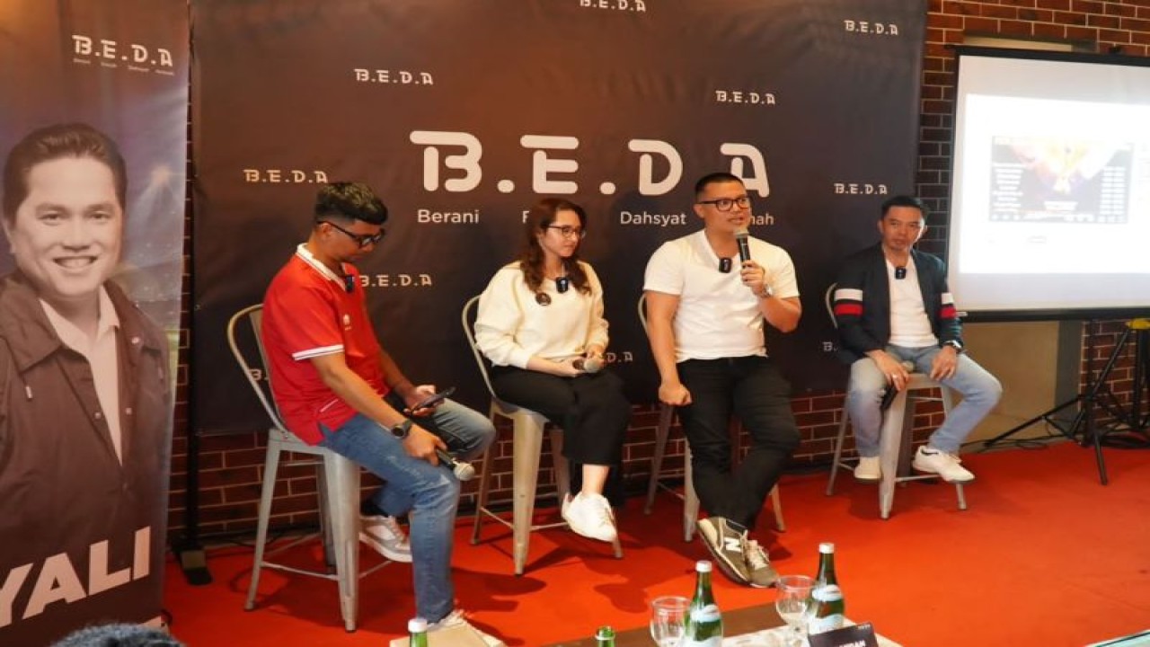 Co-Chair B.E.D.A Pangeran Siahaan (dua kanan) saat berbincang dengan sejumlah perwakilan suporter tim di Banjarmasin, Minggu (5/2/2023). ANTARA/HO-B.E.D.A