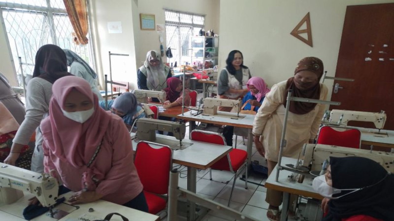Pelatihan vokasional warga Kampung Bedeng, Cempaka Putih Jakarta Pusat di Sentra Mulya Jaya, Jakarta, Senin (27/2/2023). (ANTARA/HO-Kemensos)