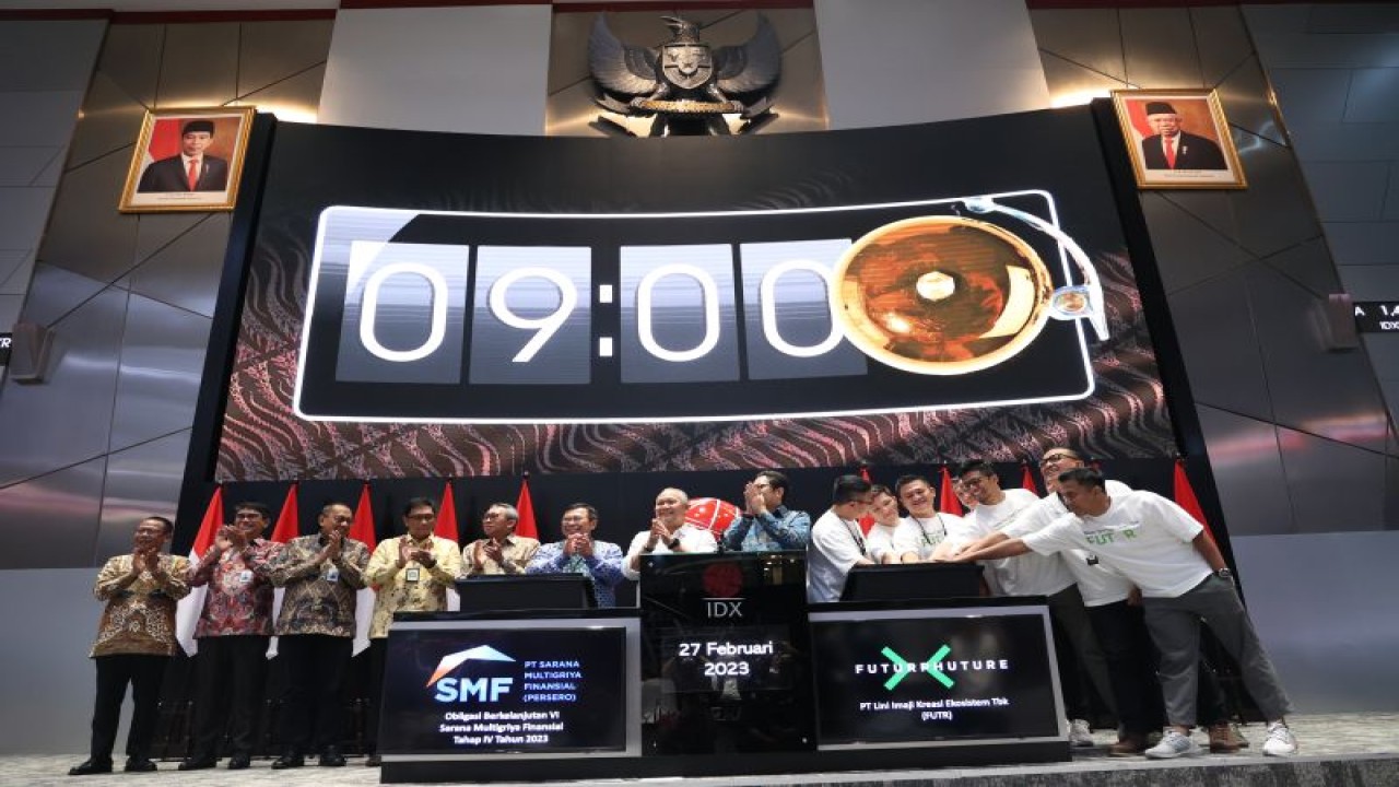 PT Lini Imaji Kreasi Ekosistem Tbk (kode saham: FUTR) resmi mencatatkan saham perdana dan PT Sarana Multigriya Finansial (Persero) atau SMF resmi menerbitkan obligasi di Bursa Efek Indonesia (BEI), Jakarta, Senin, (ANTARA/ Muhammad Heriyanto)