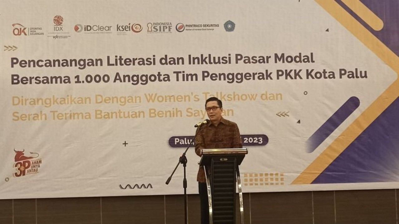 Direktur Pengembangan PT Bursa Efek Indonesia (BEI), Jeffrey Hendrik menyampaikan sambutanya pada kegiatan pencanangan literasi dan inklusi pasar modal kepada 1.000 anggota Tim Penggerak PKK Kota Palu, Sulteng, Selasa (28/2/2023). ANTARA/Moh Ridwan