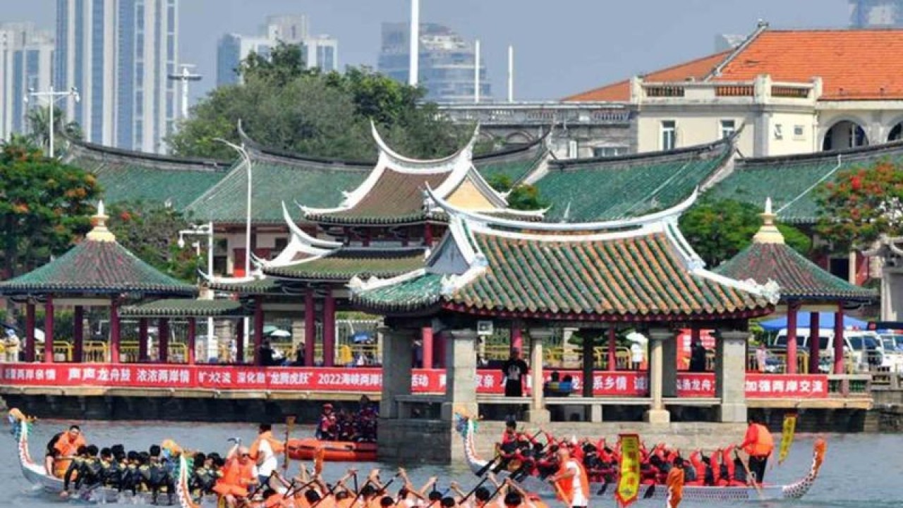 Ilustrasi - Sejumlah tim berlaga dalam ajang balap perahu naga tradisional China yang digelar di Kota Xiamen, Provinsi Fujian, China tenggara, Jumat (3/6/2022). Untuk merayakan Festival Perahu Naga tradisional China, lebih dari 1.000 peserta dari kedua sisi Selat Taiwan bersaing dalam ajang balap perahu naga dari Kamis (2/6) hingga Jumat (3/6). ANTARA FOTO/Xinhua/Wei Peiquan/wsj.