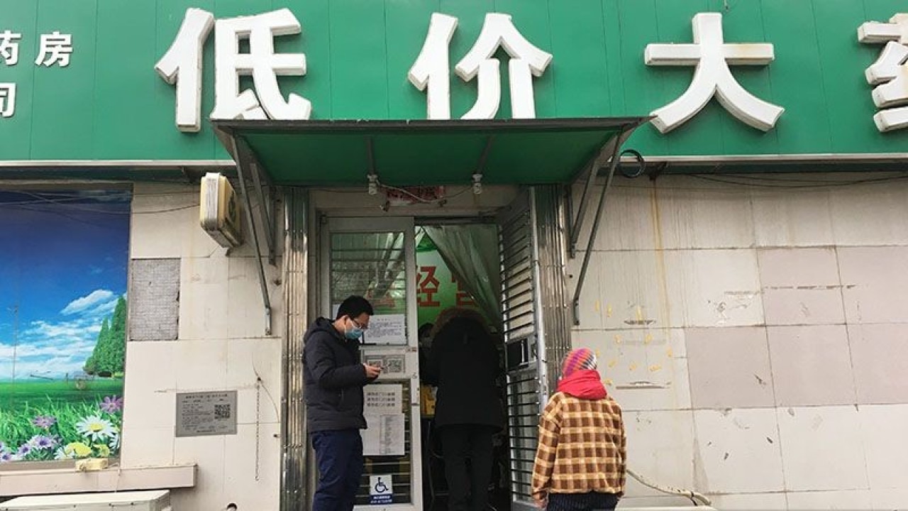 Arsip foto - Salah satu apotek di Distrik Chaoyang, Kota Beijing, China, Kamis (12/1/2023), belum sepenuhnya beroperasi dan hanya melayani penjualan obat-obatan untuk kalangan tertentu. Otoritas China sejak 7 Desember 2022 melonggarkan sistem pembelian obat untuk masyarakat umum di apotek atau toko obat yang diikuti oleh penurunan status penanganan pandemi COVID-19 dari level A ke level B. ANTARA/M. Irfan Ilmie/aa.