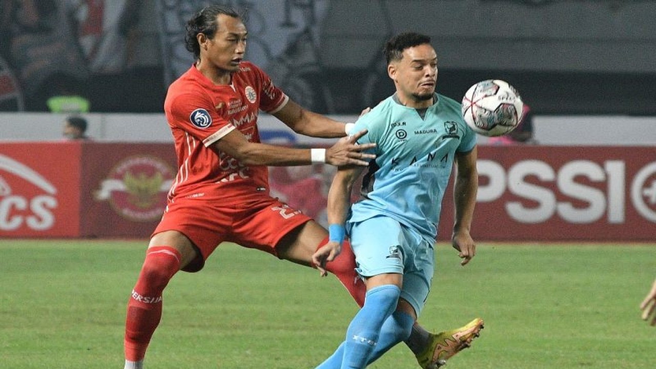 Pesepak bola Madura United FC Luiz Marcelo (kanan) dihadang pesepak bola Persija Jakarta Hansamu Yama (kiri) pada pertandingan Liga 1 di Stadion Patriot Chandrabhaga, Bekasi, Jawa Barat, Sabtu (17/9/2022). ANTARA FOTO/ Fakhri Hermansyah/aww. (ANTARA FOTO/Fakhri Hermansyah)