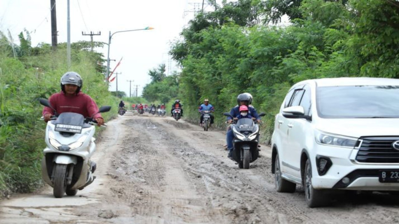 Pengendara melintasi jalan rusak di Ruas Cikarang Bekasi Laut yang akan diperbaiki Pemerintah Kabupaten Bekasi, Jawa Barat pada tahun ini. (ANTARA/Pradita Kurniawan Syah).