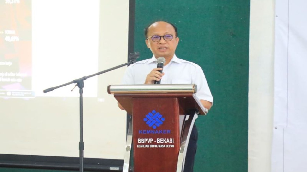 Sekretaris Jenderal Kementerian Ketenagakerjaan Anwar Sanusi memberikan sambutan pembukaan Pelatihan Berbasis Kompetensi (PBK) Angkatan I Tahun 2023 di BBPVP Bekasi, Jawa Barat, Senin (6/2/2023). (ANTARA/HO-Kemnaker)