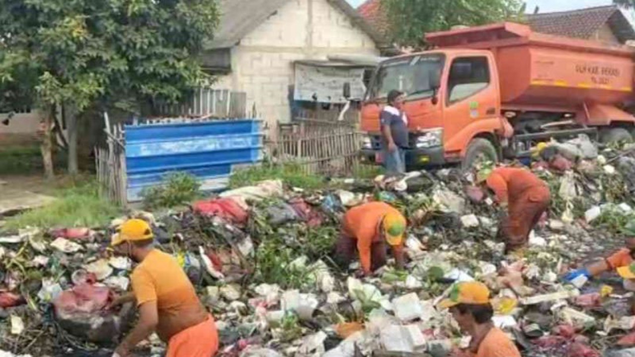 Petugas mulai mengangkat sampah secara manual yang menumpuk di sepanjang aliran Kali Pisangan di Desa Satria Mekar, Kecamatan Tambun Utara, Kabupaten Bekasi, Jawa Barat, Selasa. (ANTARA/Pradita Kurniawan Syah).