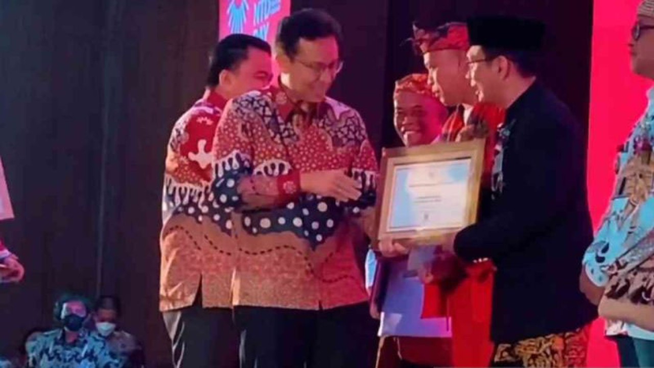 Penjabat Bupati Bekasi, Jabar, Dani Ramdan menerima sertifikat eliminasi filariasis dari Menteri Kesehatan, Budi Gunadi Sadikin bertepatan puncak peringatan NTD's Day Tahun 2023 di The Krakatau Grand Ballroom, Taman Mini Indonesia Indah, Jakarta, Selasa (21/2/2023). (FOTO ANTARA/HO-Humas Pemkab Bekasi.