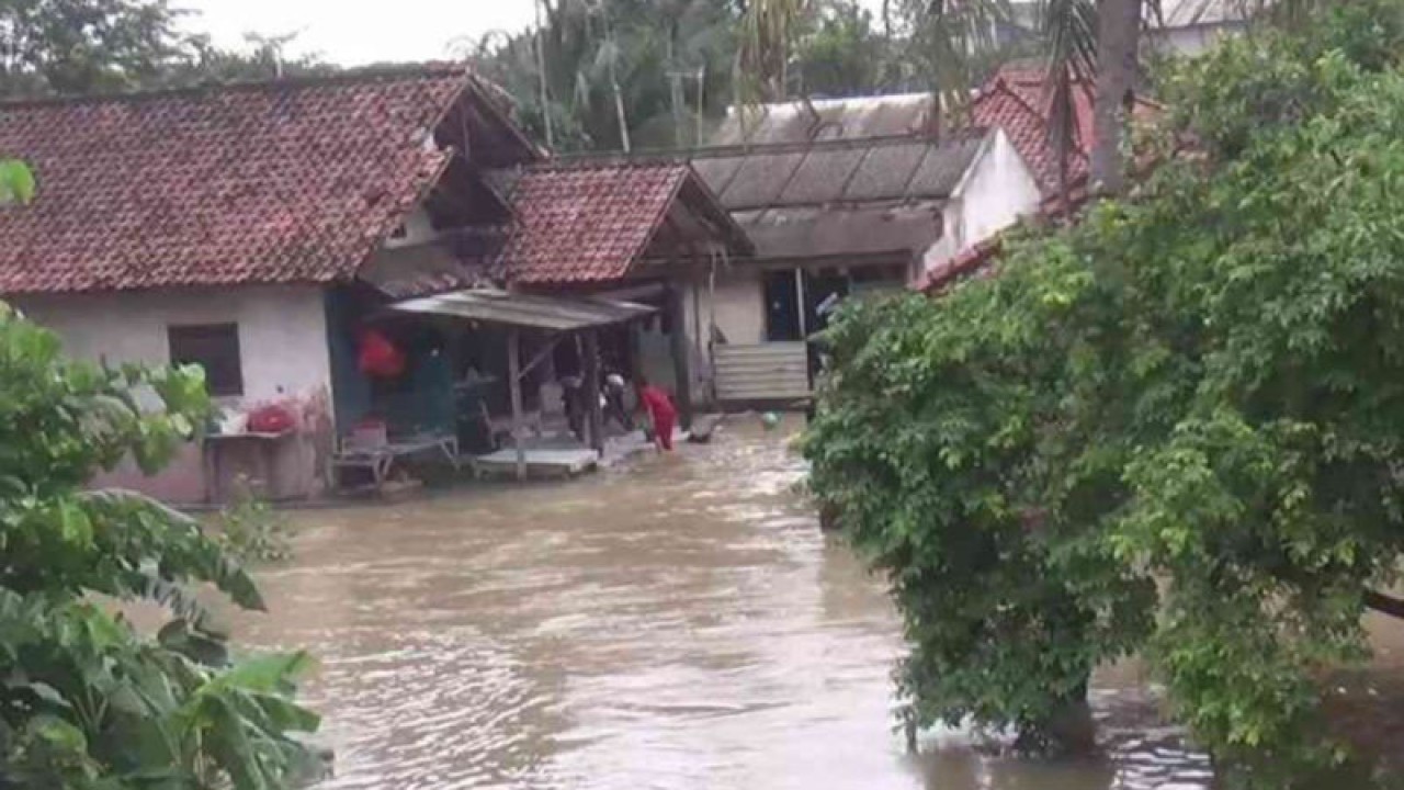 Warga Desa Karang Harja, Kecamatan Cikarang Utara, Kabupaten Bekasi, Jawa Barat terdampak banjir luapan Kali Ulu. (ANTARA/Pradita Kurniawan Syah).