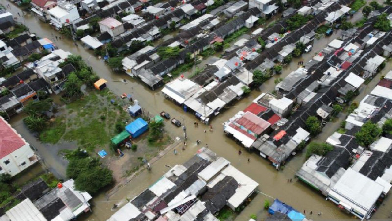 Foto udara banjir yang merendam Perumahan Villa Kencana Cikarang, Kecamatan Karang Bahagia, Kabupaten Bekasi, Jawa Barat. (ANTARA/Pradita Kurniawan Syah).