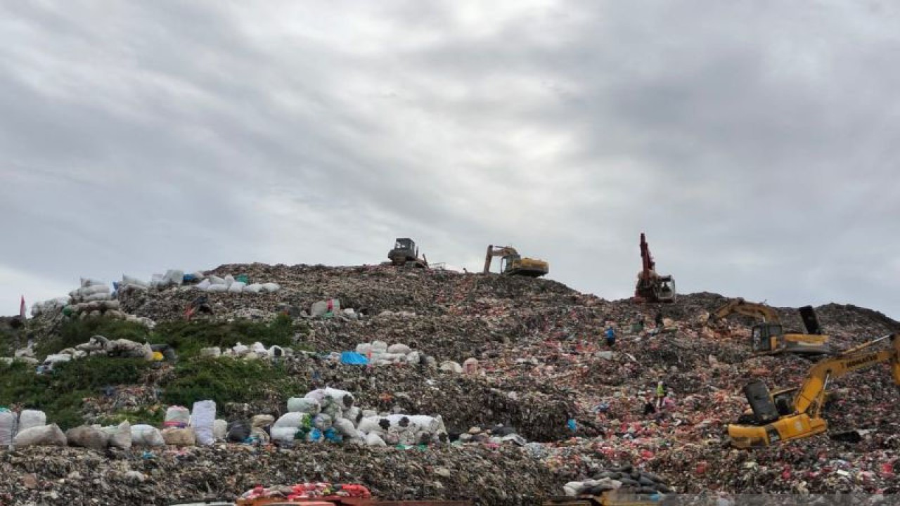 Kondisi terkini gunungan sampah di Tempat Pembuangan Akhir Burangkeng, Kecamatan Setu, Kabupaten Bekasi, Jawa Barat. (ANTARA/Pradita Kurniawan Syah).
