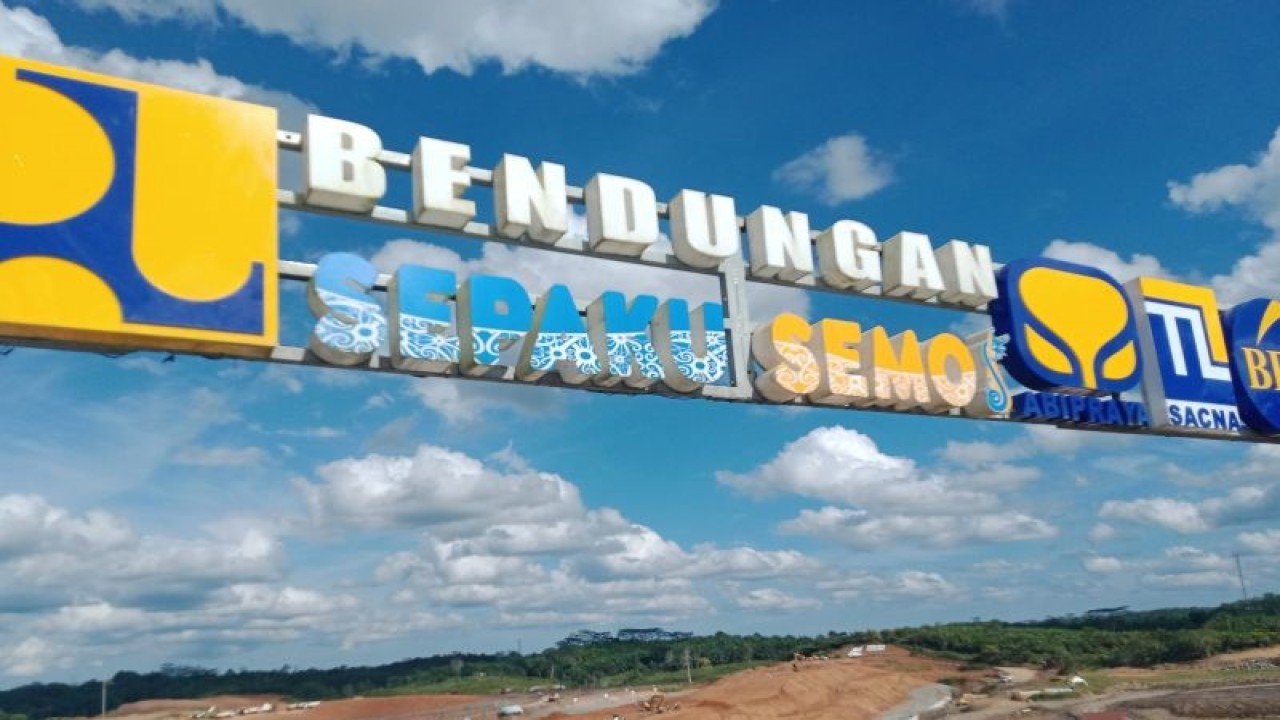 Pembangunan bendungan di kawasan ibu kota negara Indonesia di Kecamatan Sepaku, Kabupaten Penajam Paser Utara, Kalimantan Timur. ANTARA/Bagus Purwa.
