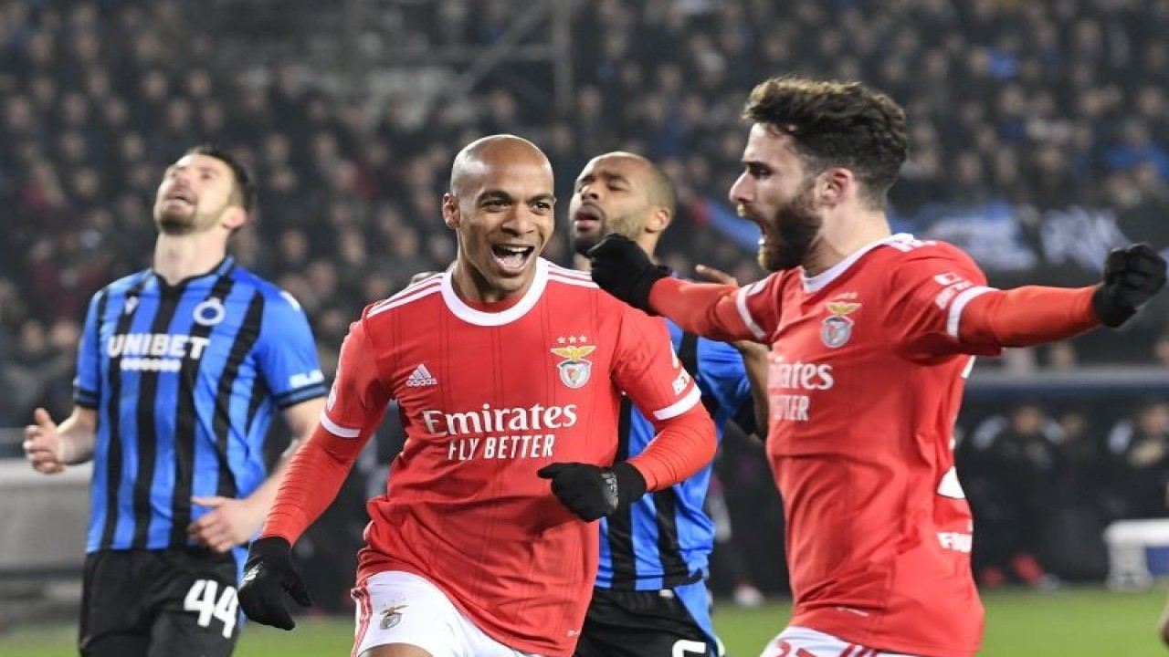 Gelandang Benfica Joao Mario (tengah) merayakan gol yang dicetaknya ke gawang Brugge, pada pertandingan leg pertama 16 besar Liga Champions yang dimainkan di Stadion Jan Breydel, Bruges, Kamis (16/4/2023) dini hari WIB. (ANTARA/AFP/JOHN THYS)