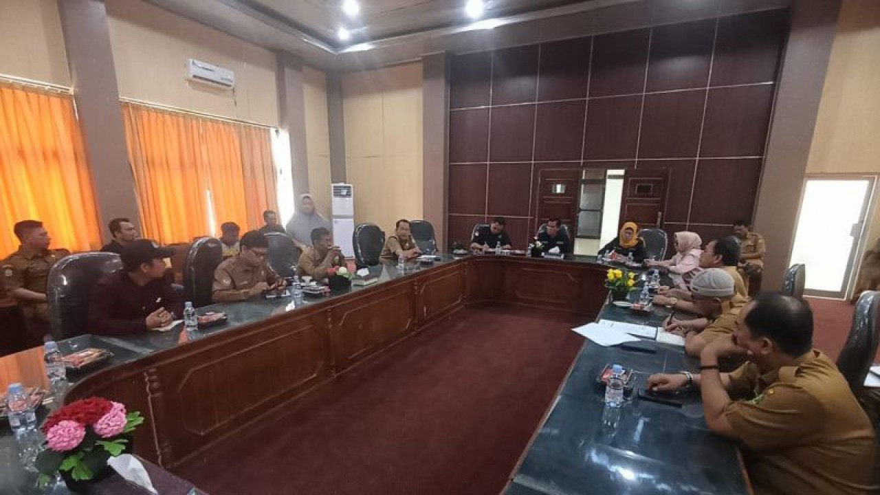 Anggota DPRD dan Pemerintah Kabupaten Bengkulu Tengah saat melakukan pertemuan terkait relokasi. ANTARA/Anggi Mayasari