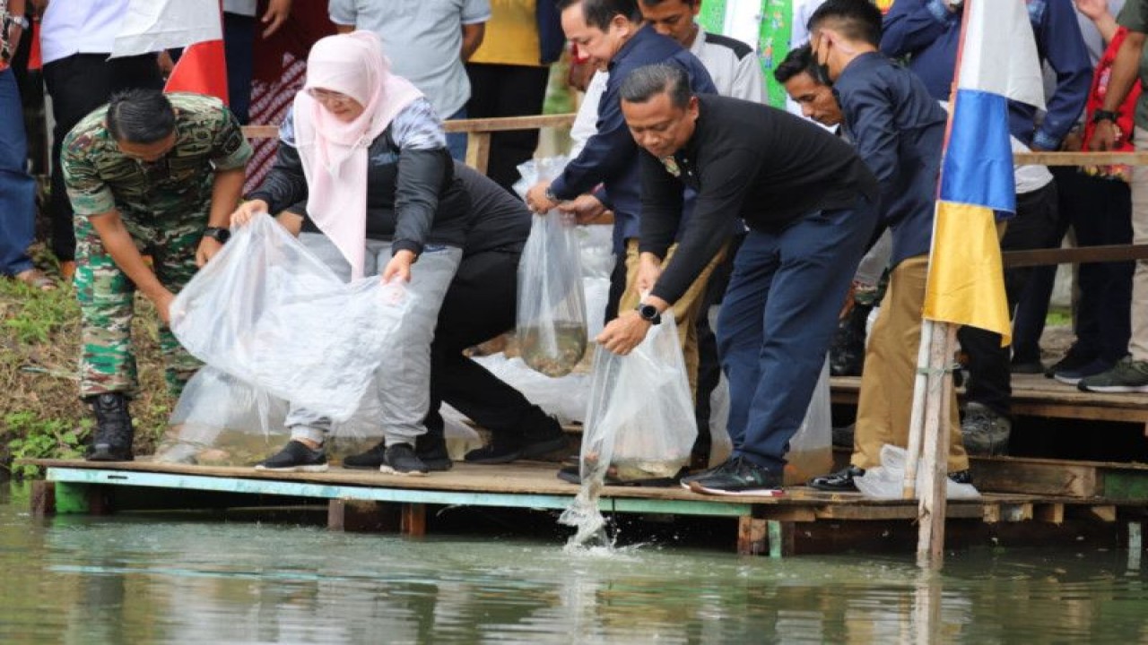 Pemerintah Kota Administrasi Jakarta Selatan menyebar 15 ribu benih ikan nila di Waduk Komplek PN Timah, Cilandak Barat, Jakarta, Jumat (17/2/2023). ANTARA/HO-Kominfotik Jakarta Selatan
