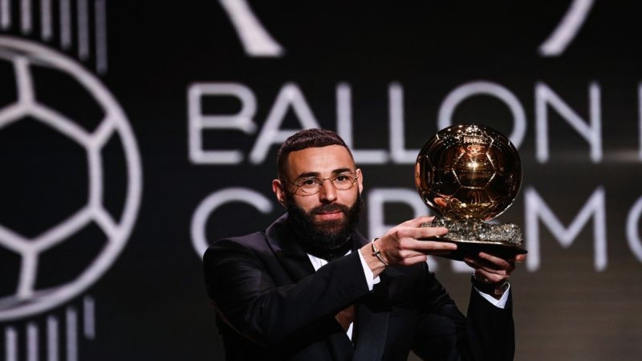 Arsip - Pemain Real Madrid Karim Benzema menerima penghargaan Ballon d'Or 2022 dalam sebuah acara penganugerahaan di Theatre du Chatelet, Paris pada 17 Oktober 2022. ANTARA/AFP/Franck Fife/ pri.
