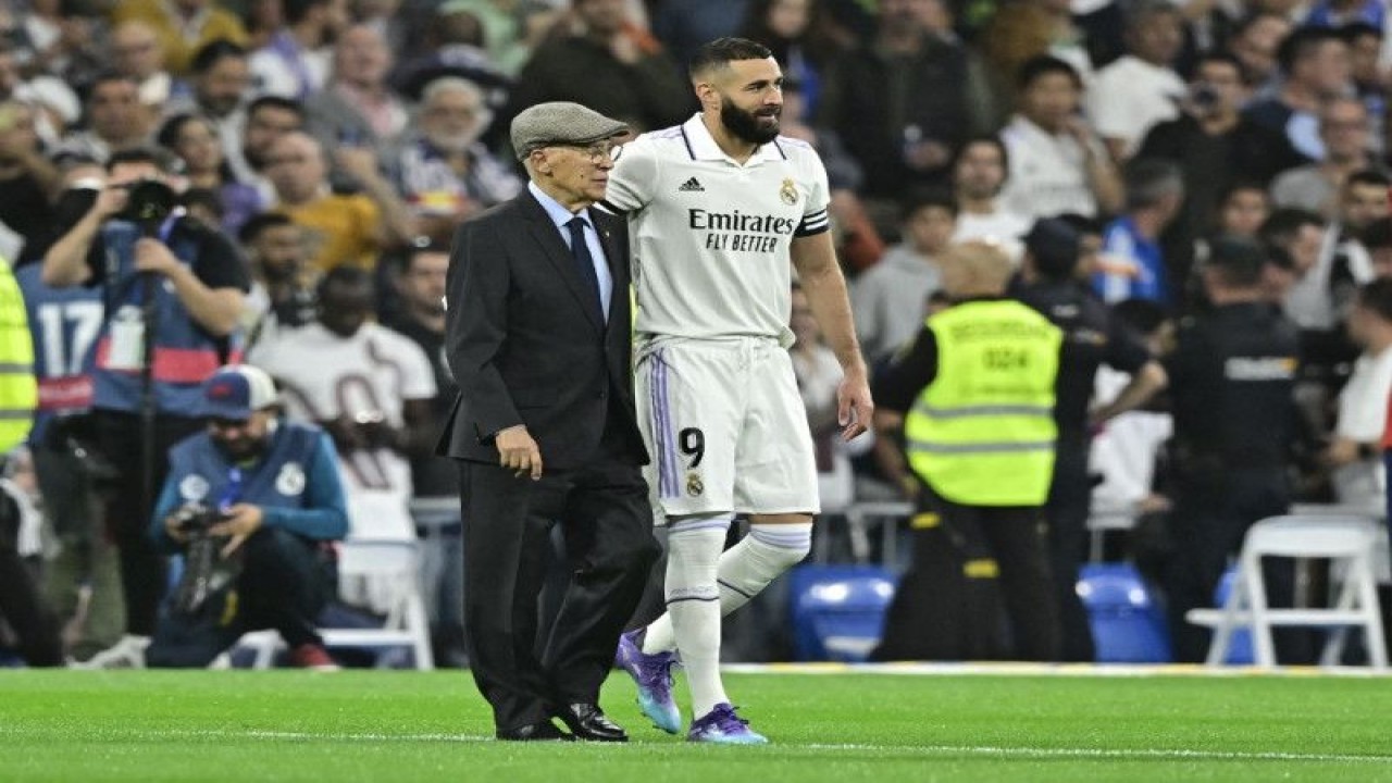 Karim Benzema dan mantan pemain timnas Spanyol Amancio Amaro jelang laga La Liga antara Real Madrid melawan Osasuna di Santiago Bernabeu, Madrid. (21/2/2023) (AFP/JAVIER SORIANO)