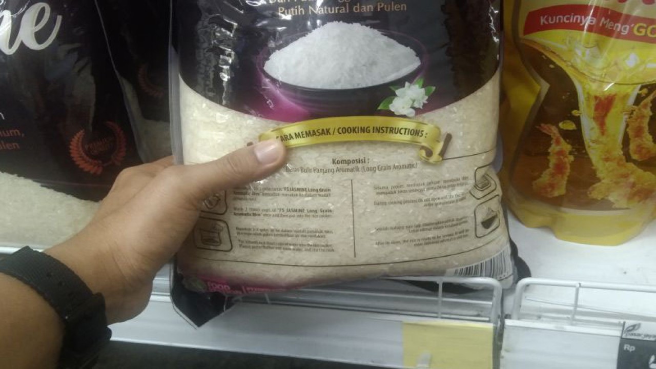 Konsumen mengamati beras kemasan di salah satu toko modern di Jakarta, Rabu (8/2/2023). ANTARA/Dewa Ketut Sudiarta Wiguna