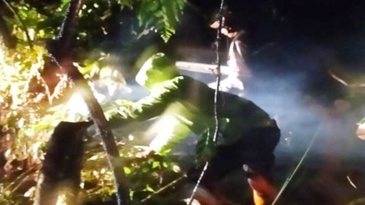 Petugas membersihkan bagian jalan yang terdampak tanah longsor di Nagari Lubuk Gadang Tenggara, Kecamatan Sangir, Kabupaten Solol Selatan, Provinsi Sumatera Barat, Selasa (28/2/2023). (ANTARA/HO-BPBD Solok Selatan)
