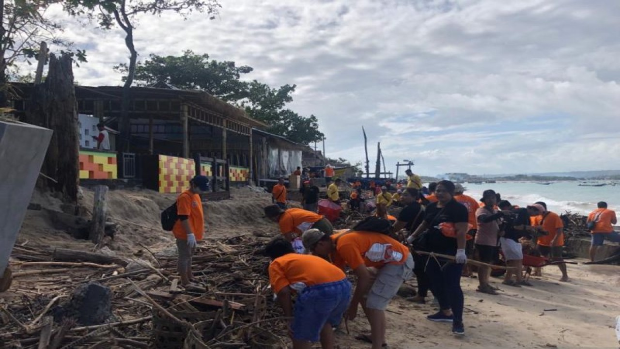 Kegiatan bersih pantai yang diikuti 1.000 orang di Pantai Kelan, Badung, Bali, Minggu (19/2/2023). ANTARA/Ni Putu Putri Muliantari