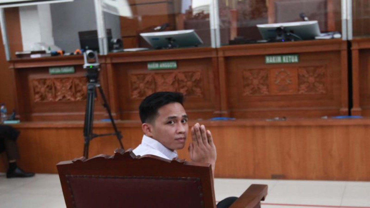 Terdakwa kasus pembunuhan berencana Brigadir Yosua Hutabarat, Richard Eliezer alias Bharada E (tengah) menghadiri sidang pembacaan vonis kasus tersebut di Pengadilan Negeri Jakarta Selatan, Jakarta, Rabu (15-2-2023). Majelis hakim memvonis Richard Eliezer dengan hukuman 1 tahun 6 bulan pidana penjara.  ANTARA FOTO/Reno Esnir/aww.