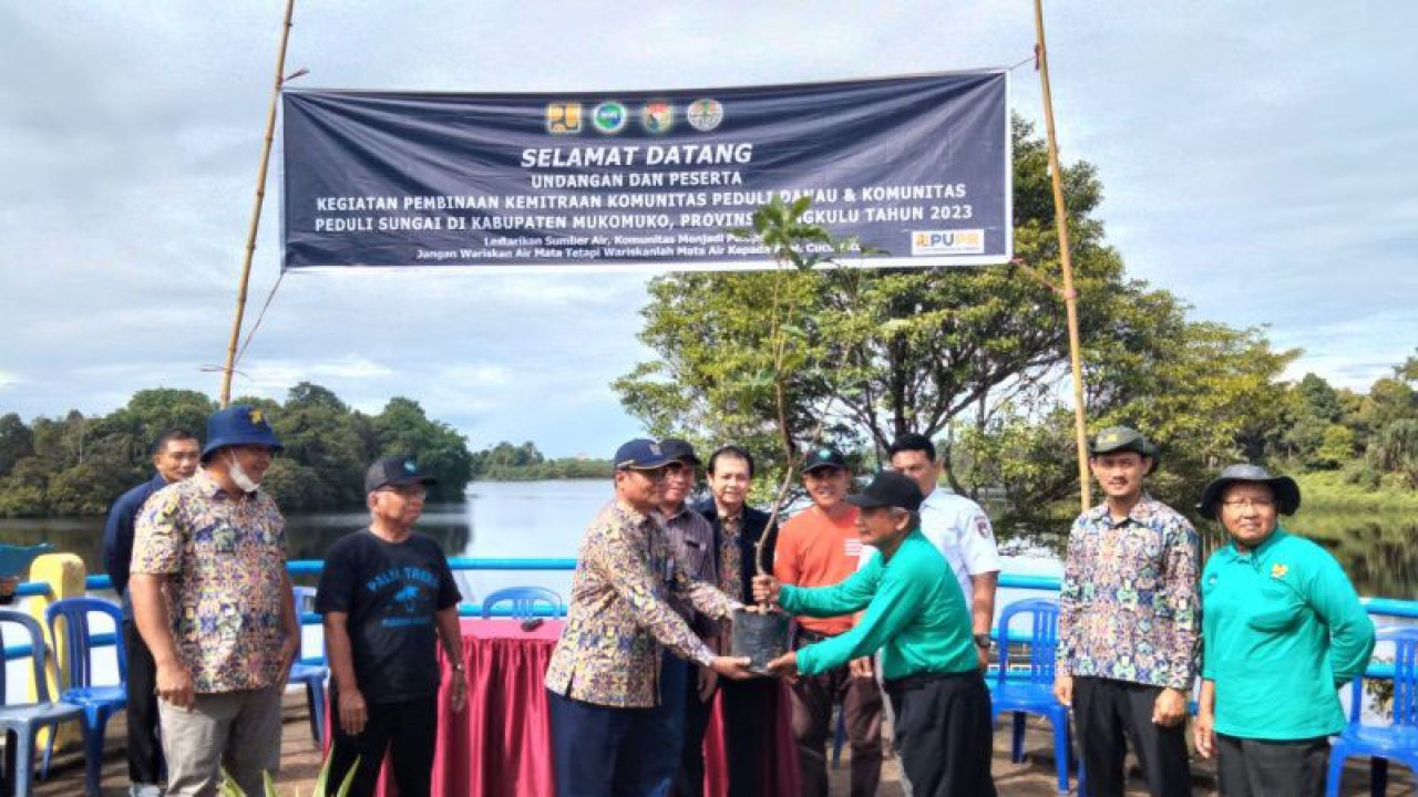 BWS Sumatera VII Bengkulu menyerahkan bantuan bibit pohon kepada kelompok peduli danau di Kabupaten Mukomuko, Rabu (22/2/2023) FOTO ANTARA/HO-Istimewa.