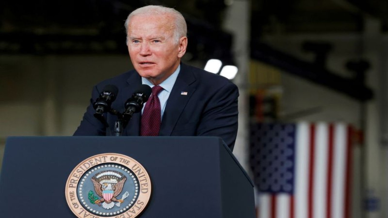 Foto Dokumen: Presiden AS Joe Biden menyampaikan sambutan setelah melakukan tur di pabrik perakitan kendaraan listrik General Motors 'Factory ZERO' di Detroit, Michigan, AS, 17 November 2021. ANTARA/REUTERS/Jonathan Ernst