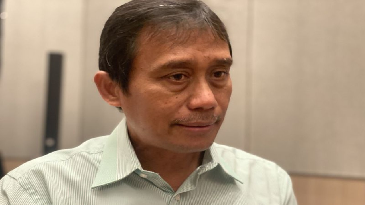 Kepala Pusat Pemetaan Kelautan dan Lingkungan Pantai Badan Informasi Geospasial (BIG) Yosef Sigit Purnomo dalam konferensi pers Penemuan Gunung bawah Laut di Hotel RA Suite TB Simatupang, Jakarta, Kamis (16/2/2023). (ANTARA/AstridFaidlatulHabibah)