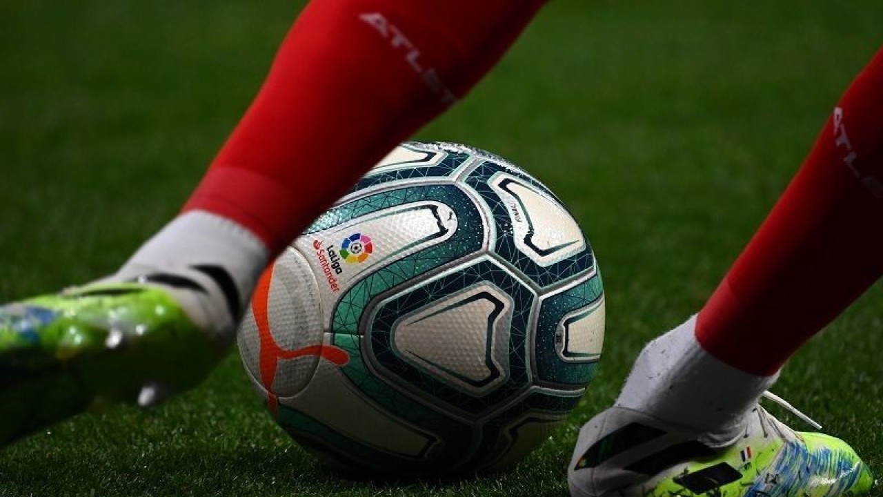 Logo La Liga Spanyol tersemat dalam bola resmi yang berada di antara kaki salah satu pemain Atletico Madrid dalam rangkaian laga pekan penutup Liga Spanyol 2019/20 melawan Real Sociedad di Stadion Wanda Metropolitano, Madrid, Minggu (19/7/2020) waktu setempat. (ANTARA/AFP/Gabriel Buoys)