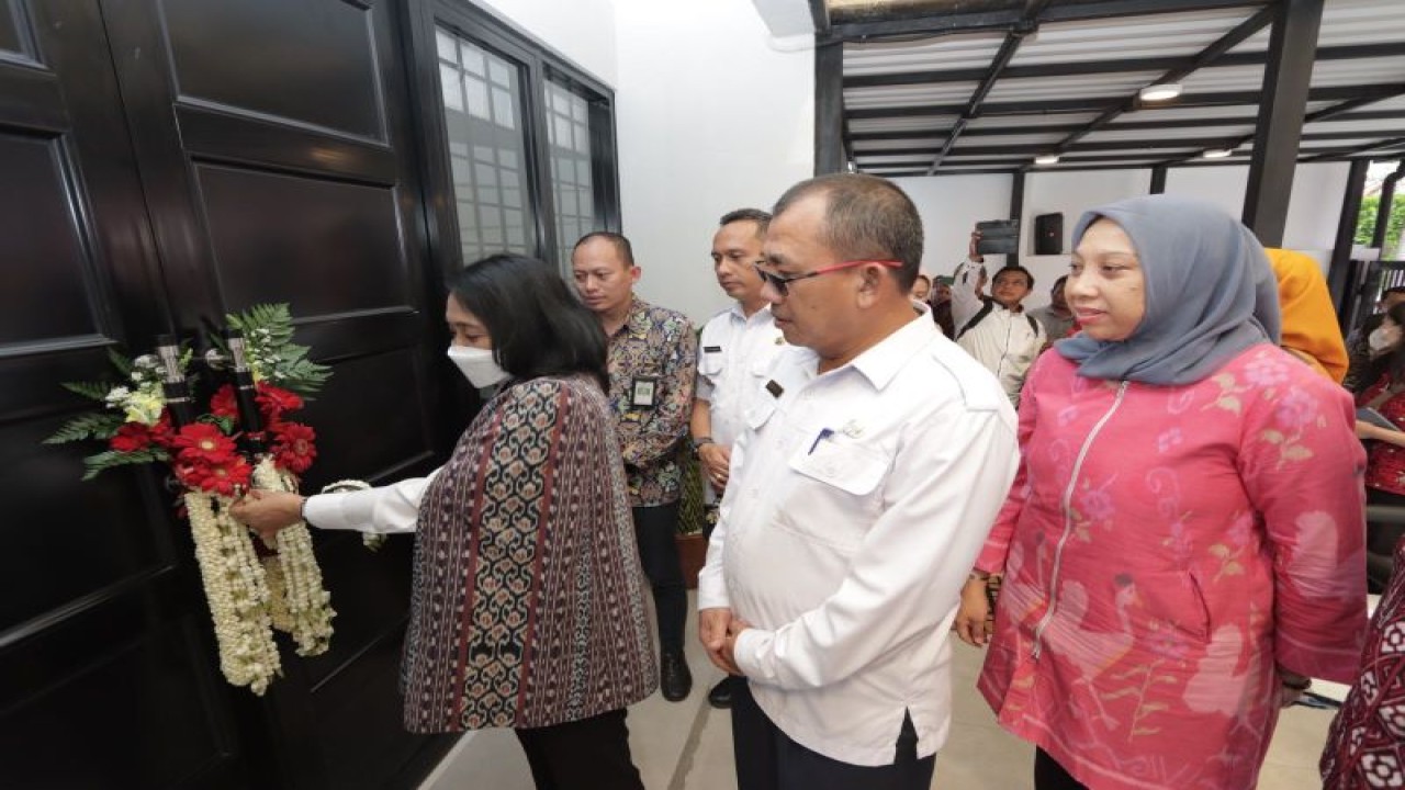 Menteri Pemberdayaan Perempuan dan Perlindungan Anak Bintang Puspayoga (kiri) meresmikan Rumah SAPA sebagai rumah aman bagi perempuan dan anak penyintas kekerasan. (ANTARA/HO-Kemen PPPA)